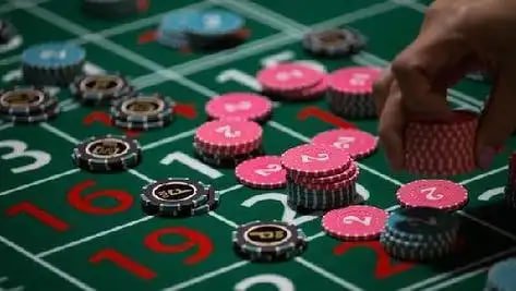 Người chơi Việt Nam trải nghiệm cá cược thể thao trên điện thoại di động
